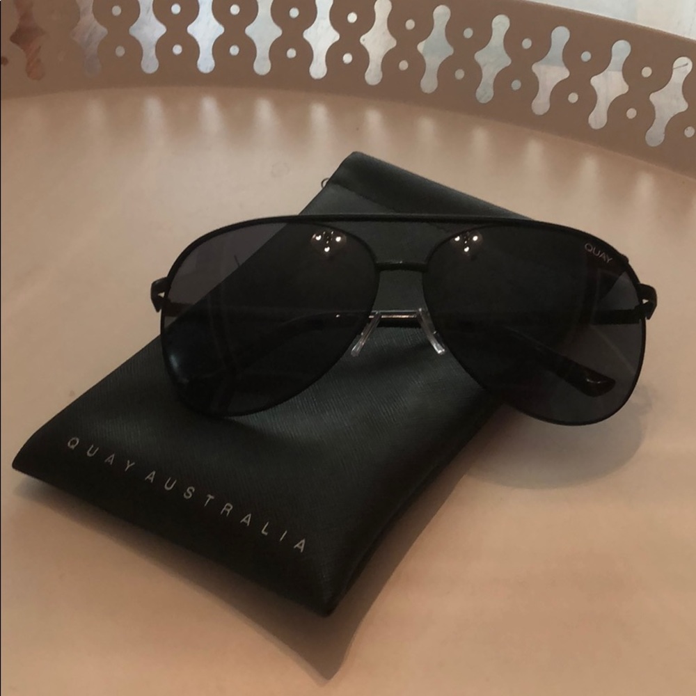 Quay Vivienne Sunglasses in Black/Smoke
